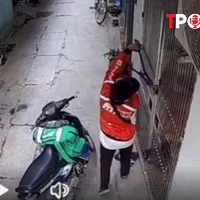 HÌNH SỰ: Thanh niên mặc áo shipper phá khóa, đột nhập vào nhà dân trong 1 phút