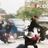 NÓNG 28/3: Kinh hoàng cảnh nam thanh niên cầm dao dài chém người liên tục trên phố