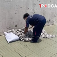 NÓNG 3/4: Tá hoả phát hiện thi thể phân hủy trên sân thượng chung cư ở TPHCM