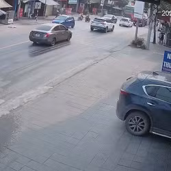 Clip: Xe tải đâm dồn toa 4 ô tô con