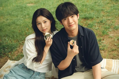 "Gimbap and Onigiri" khởi đầu ấm áp và dễ thương: Cặp đôi chính quá đẹp đôi