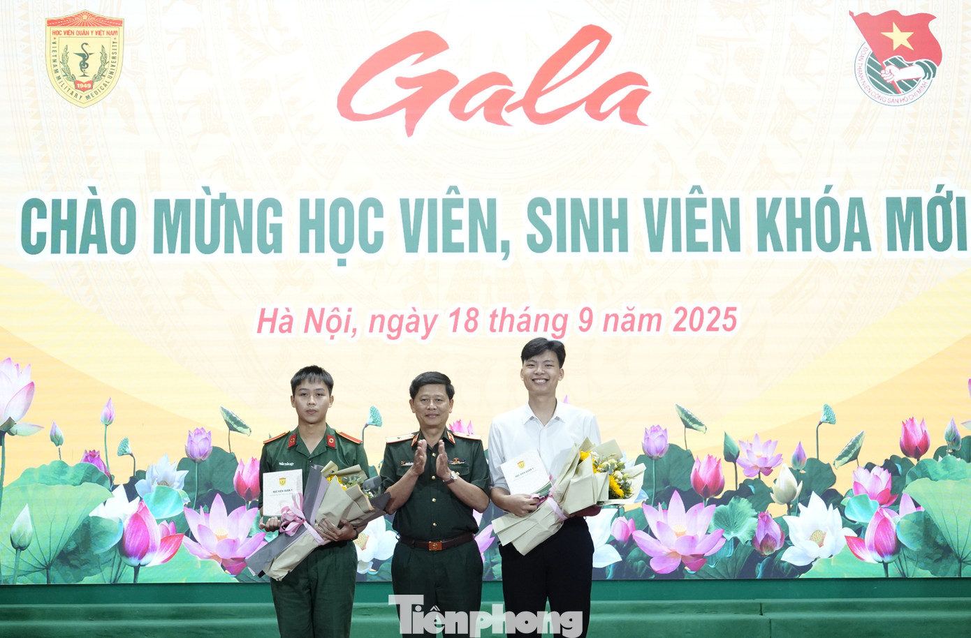 Thiếu tướng, PGS.TS Nguyễn Văn Nam - Phó Chính ủy Học viện Quân y, tặng hoa chúc mừng các thủ khoa đầu vào năm học 2025-2026 của Học viện, tại đêm gala. tp-hvqy-1.jpg