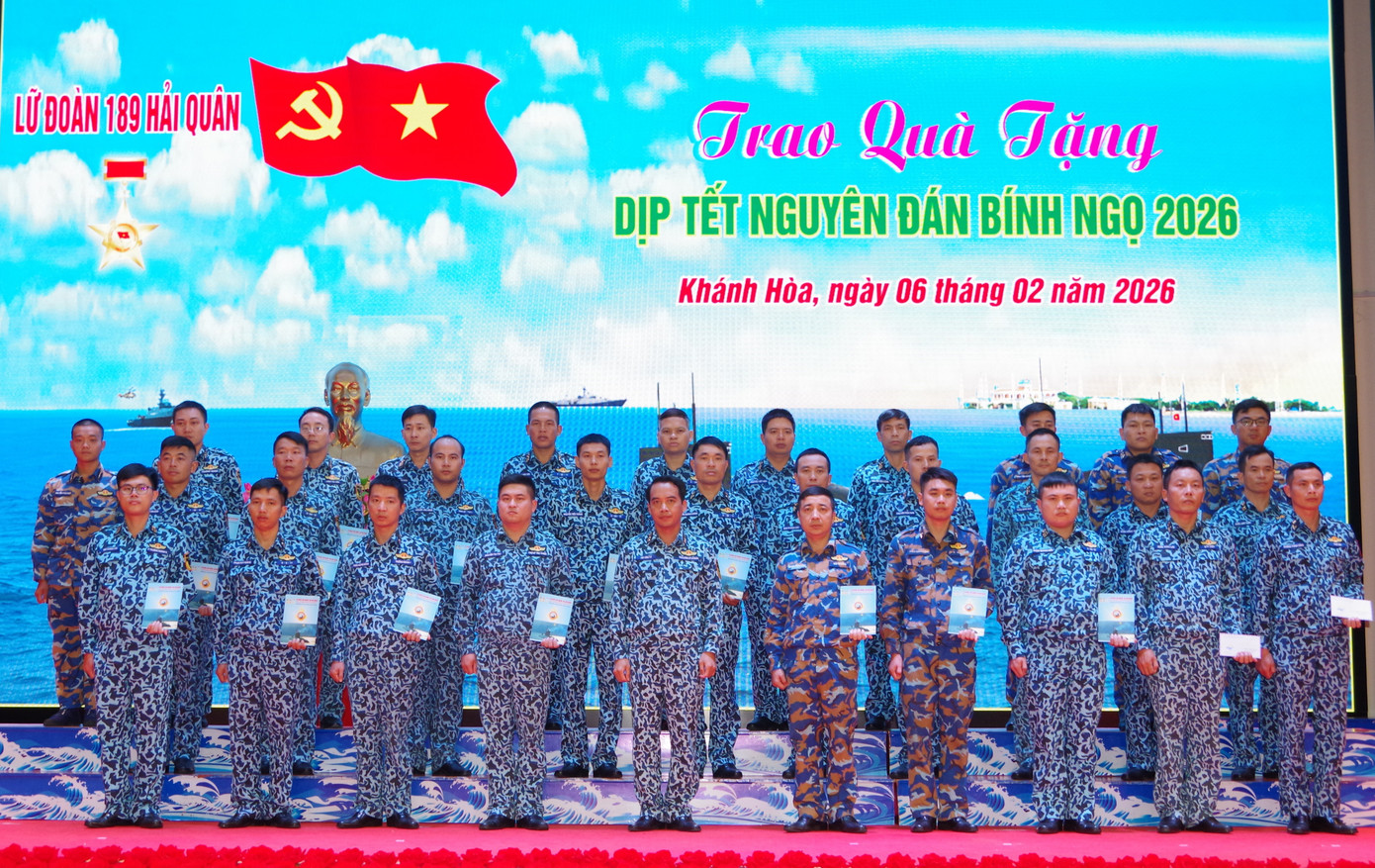 tang-qua-cho-cac-gia-dinh-co-hoan-canh-dac-biet-dang-cong-tac-tai-lu-doan.jpg
