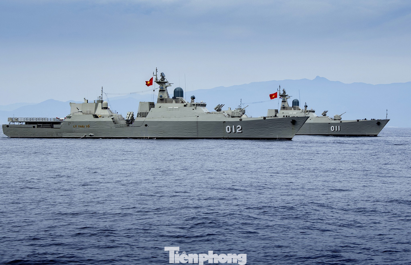 Biên đội tàu hộ vệ tên lửa lớp Gepard 3.9 tham gia diễu binh trên biển. tp-a80-6.jpg