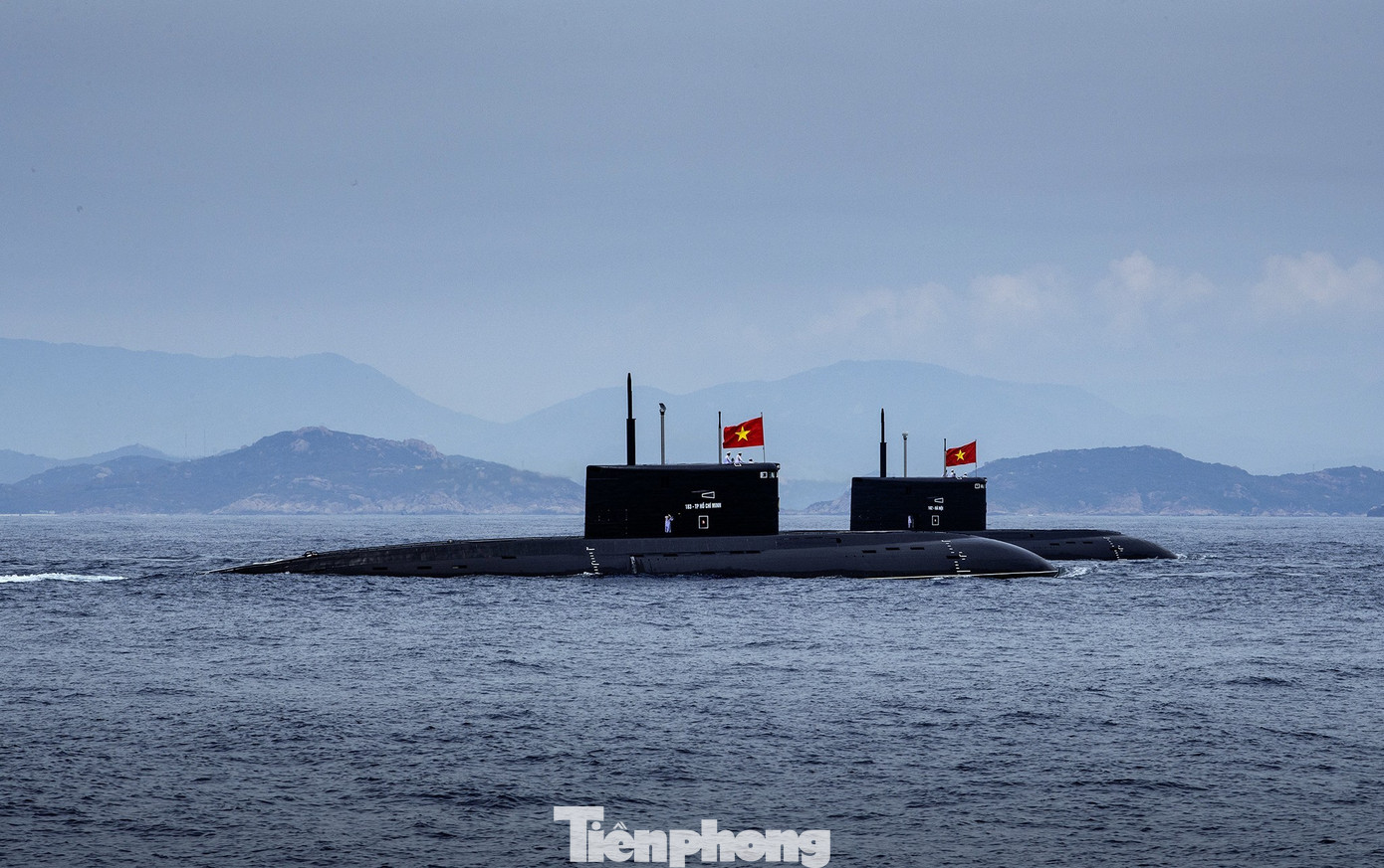 Biên đội tàu ngầm Kilo 636 tham gia diễu binh trên biển. tp-a80-8.jpg