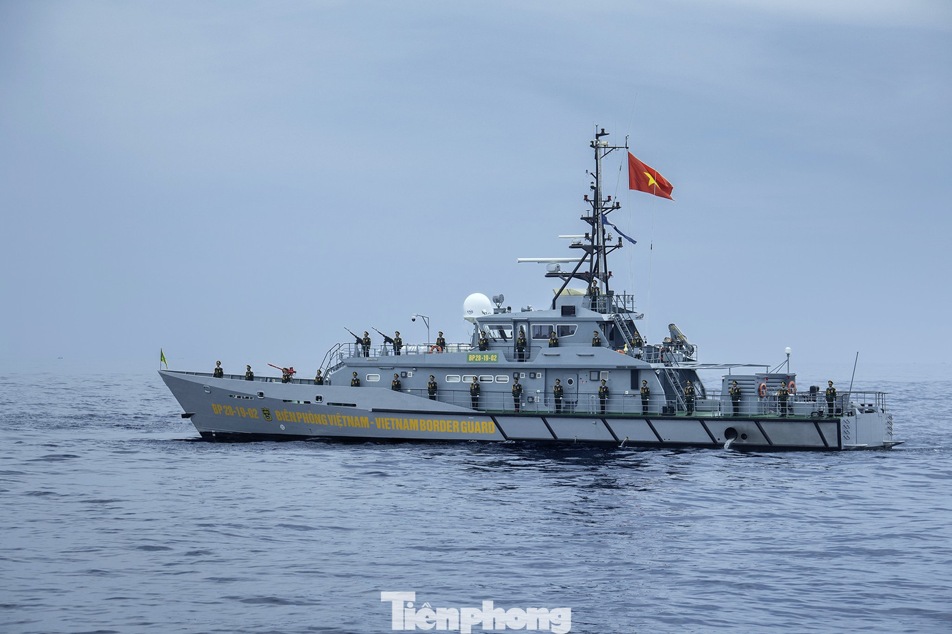Tàu Bộ đội Biên phòng tham gia diễu binh trên biển. tp-a80-2.jpg