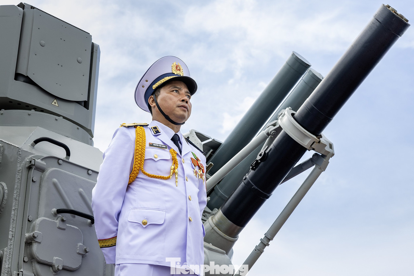 Chuẩn Đô đốc Nguyễn Văn Bách - Phó Tư lệnh, Tham mưu trưởng Quân chủng Hải quân, Chỉ huy các lực lượng diễu binh trên biển. tp-a80-9.jpg