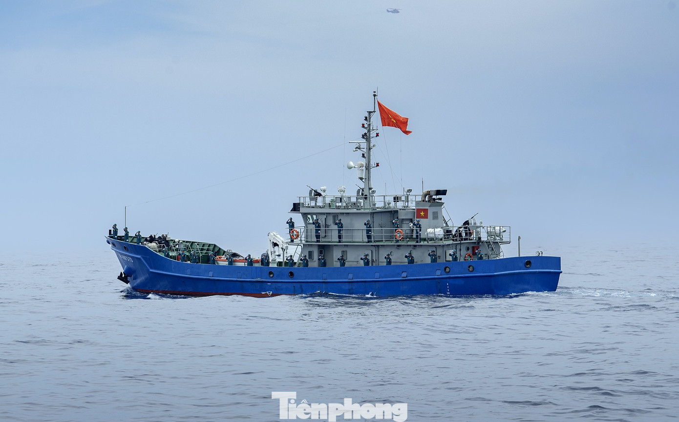 Tàu Hải đội Dân quân thường trực tham gia diễu binh trên biển. tp-a80-4.jpg
