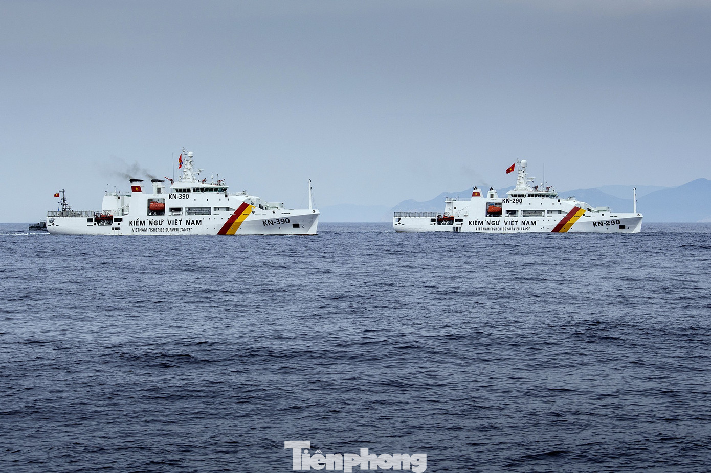 Biên đội tàu Kiểm ngư tham gia diễu binh trên biển. tp-a80-7.jpg