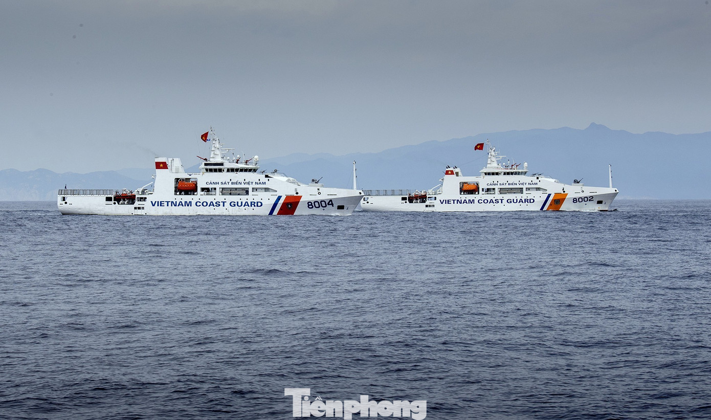 Biên đội tàu Cảnh sát biển tham gia diễu binh trên biển. tp-a80-3.jpg