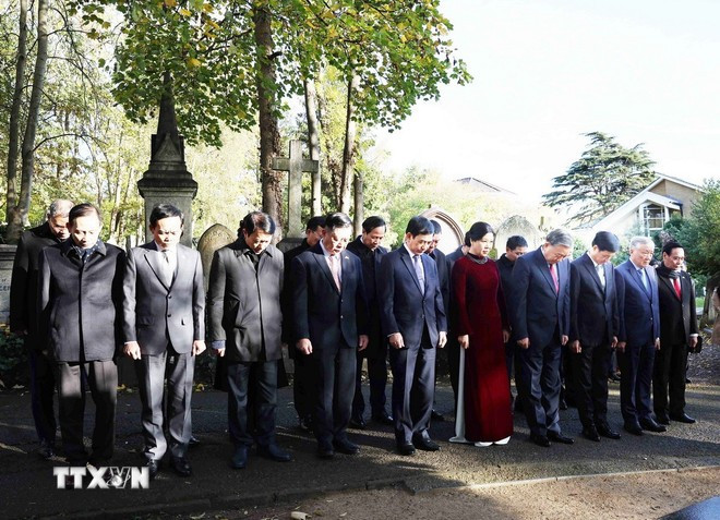 Tổng Bí thư Tô Lâm và Phu nhân cùng Đoàn đại biểu cấp cao Việt Nam tưởng niệm trước mộ Karl Marx - Lãnh tụ của giai cấp vô sản. (Ảnh: Thống Nhất/TTXVN)