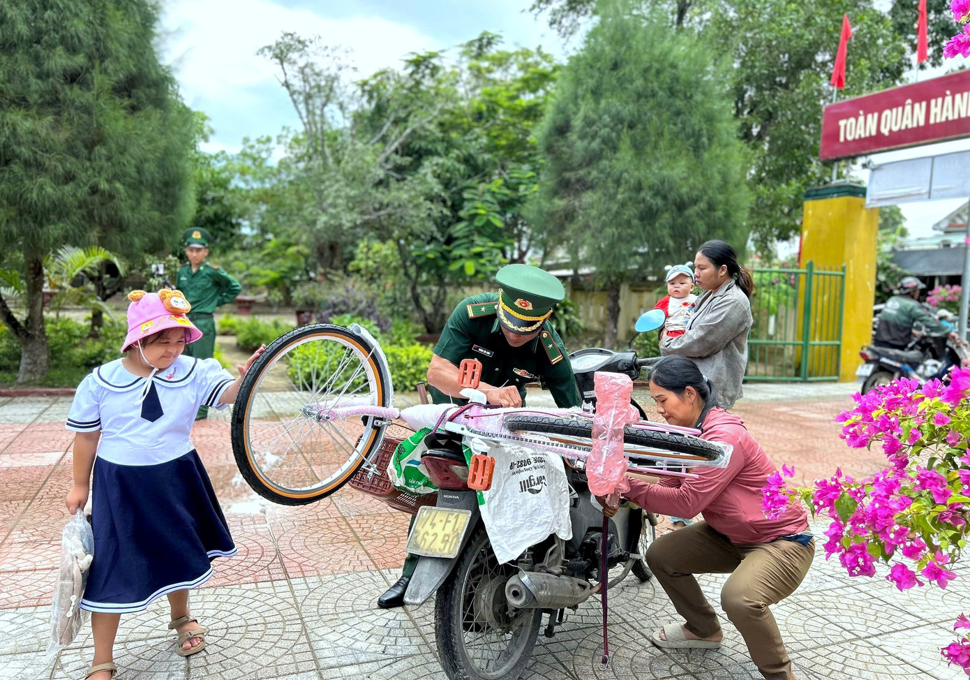Với nhiều em nhỏ ở khu vực biên giới biển ở tỉnh Quảng Trị, chiếc xe đạp là phương tiện để chắp cánh ước mơ tương lai. bp-1.jpg