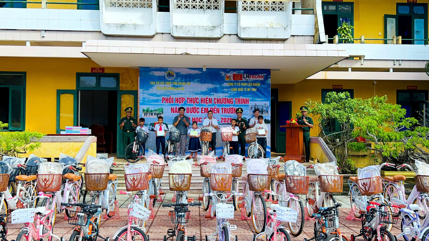 Hoạt động trao tặng quà cho học sinh có hoàn cảnh khó khăn nhân dịp khai giảng năm học mới đã trở thành nét đẹp được duy trì nhiều năm qua của lực lượng Biên phòng tỉnh Quảng Trị. bp-4.jpg