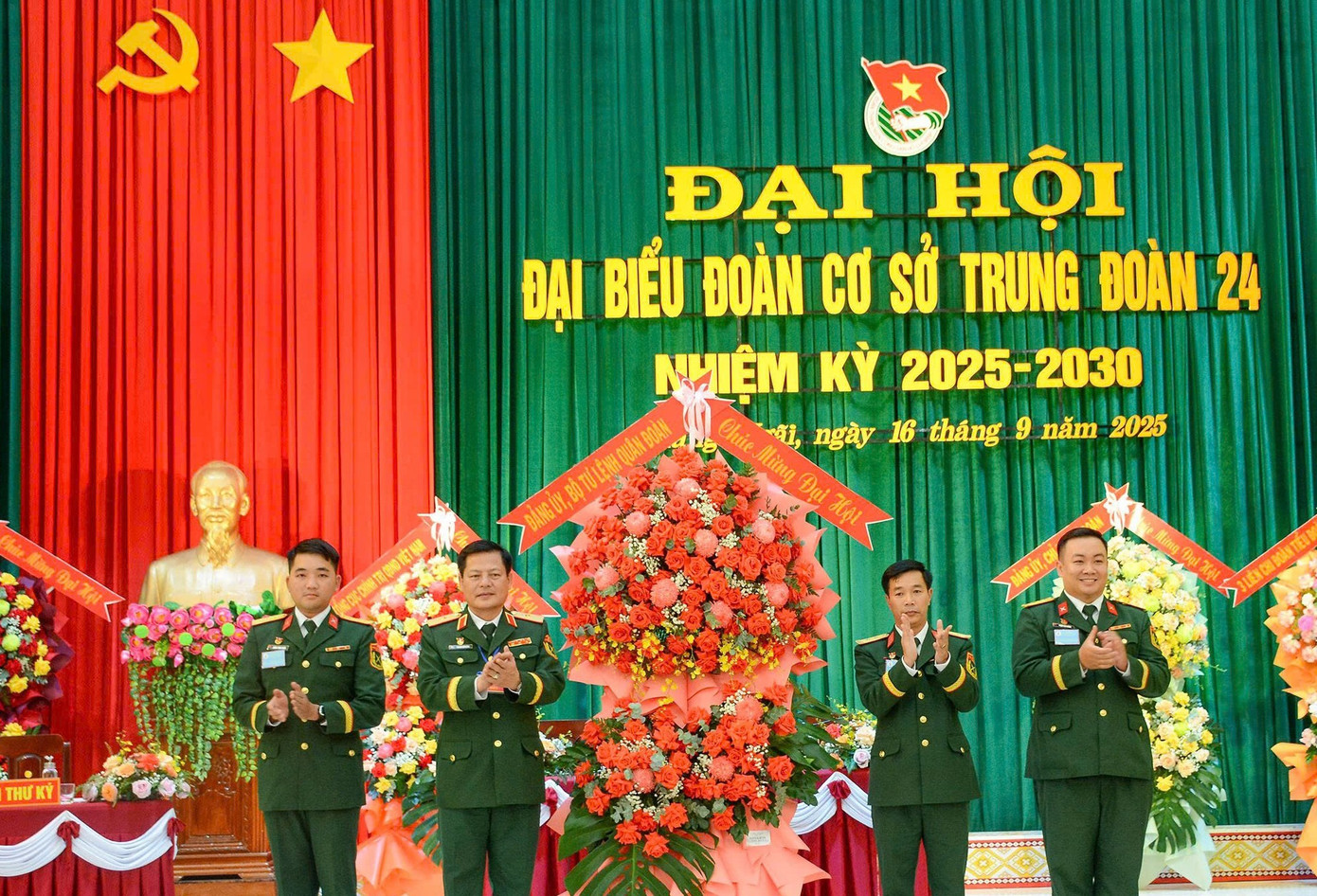 Lãnh đạo Quân đoàn 34 tặng hoa chúc mừng Đại hội. e24-7.jpg