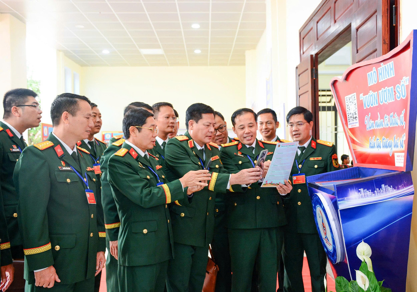 Lãnh đạo Quân đoàn 34 và Ban Thanh niên Quân đội tham quan mô hình "Vườn ươm số" tại Đại hội, sáng 16/9. e24-5.jpg