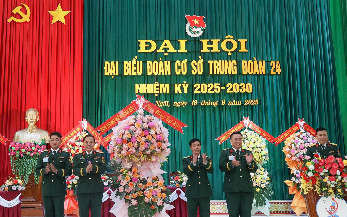 Lãnh đạo Ban Thanh niên Quân đội tặng hoa chúc mừng Đại hội. e24-8.jpg