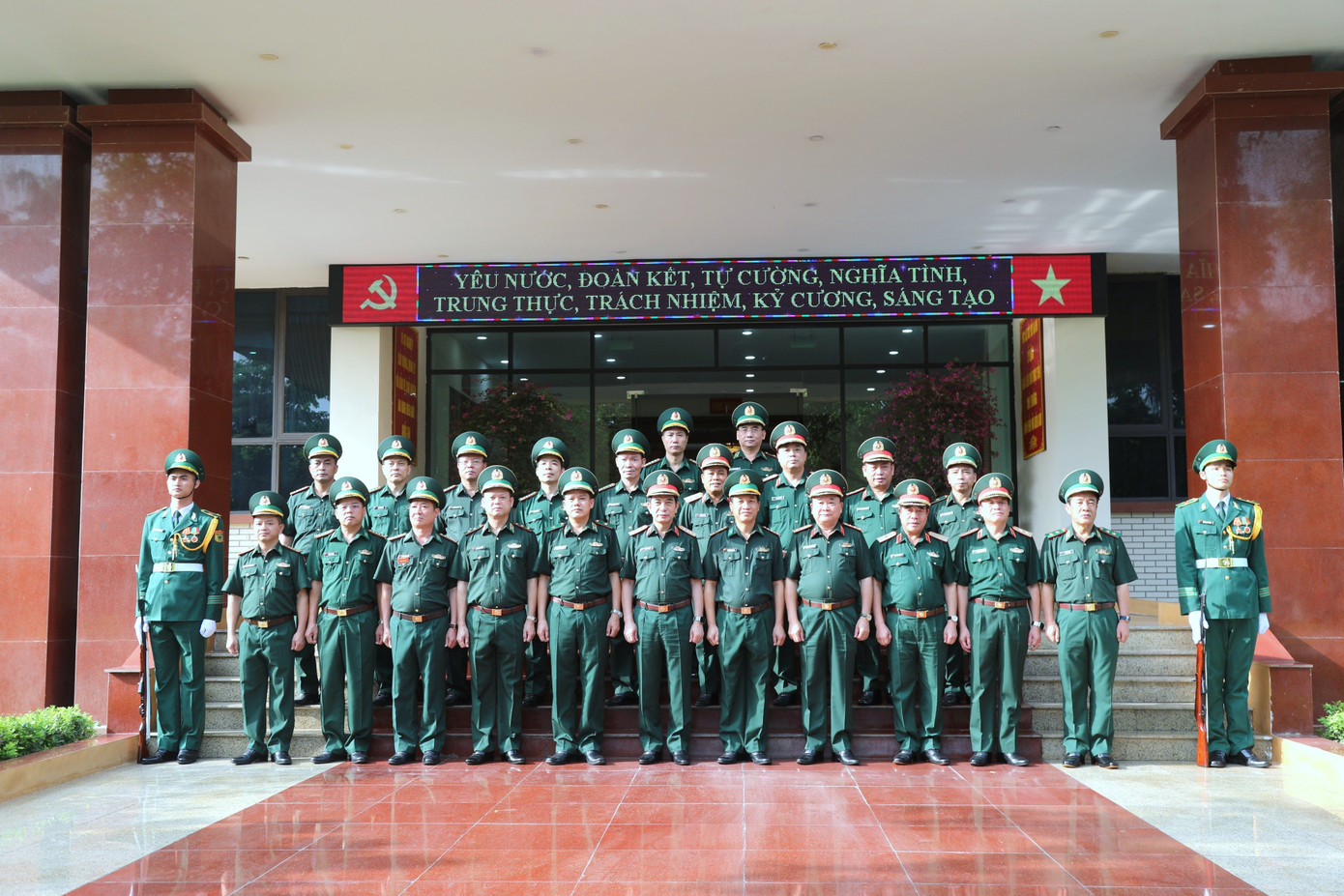 Đại tướng Phan Văn Giang cùng các tướng lĩnh, sĩ quan tham dự buổi làm việc tại Học viện Biên phòng. bt-bqp-1.jpg