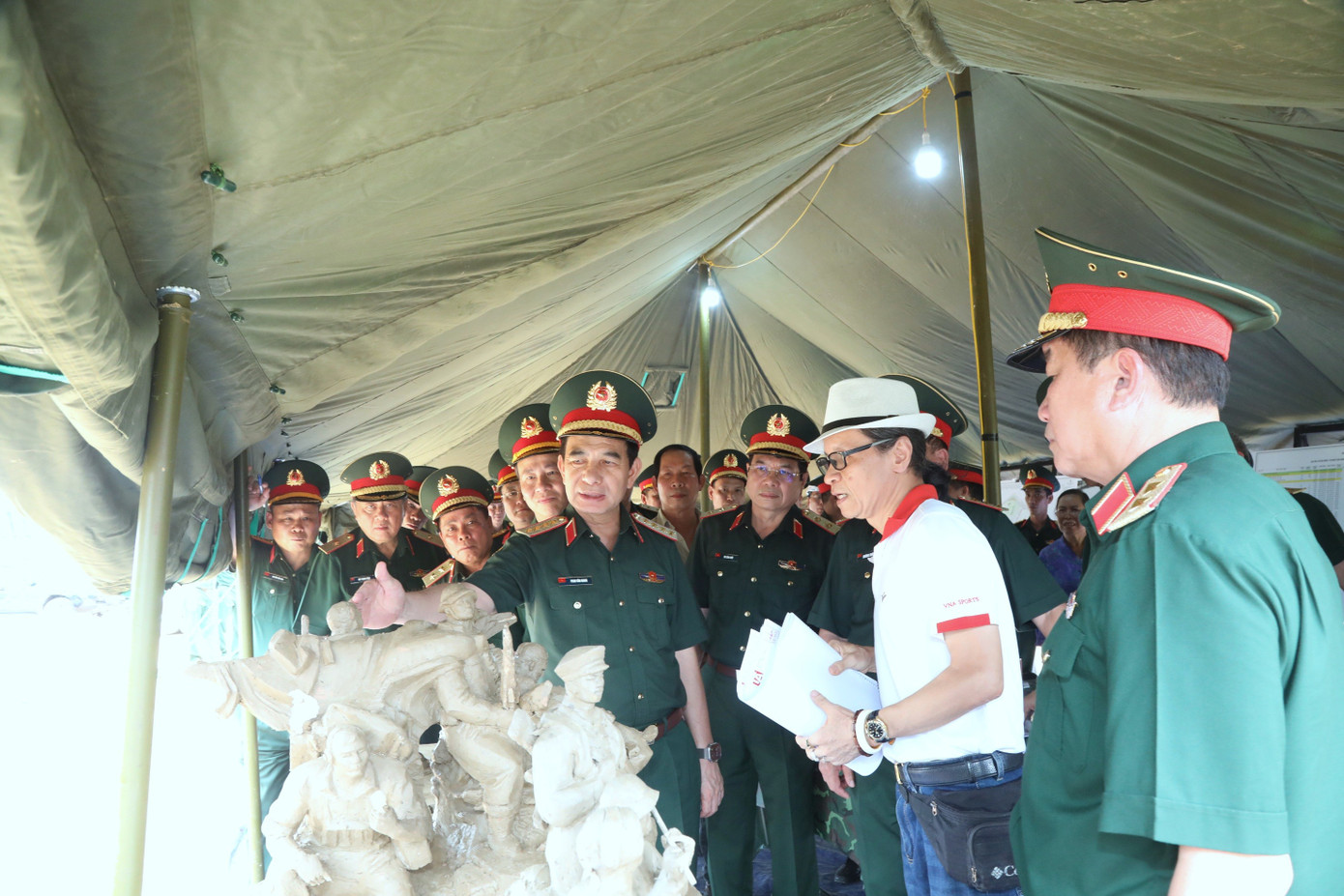 Đại tướng Phan Văn Giang kiểm tra, trao đổi với các nhà thiết kế về các mẫu phác thảo tượng. bt-bqp-10.jpg