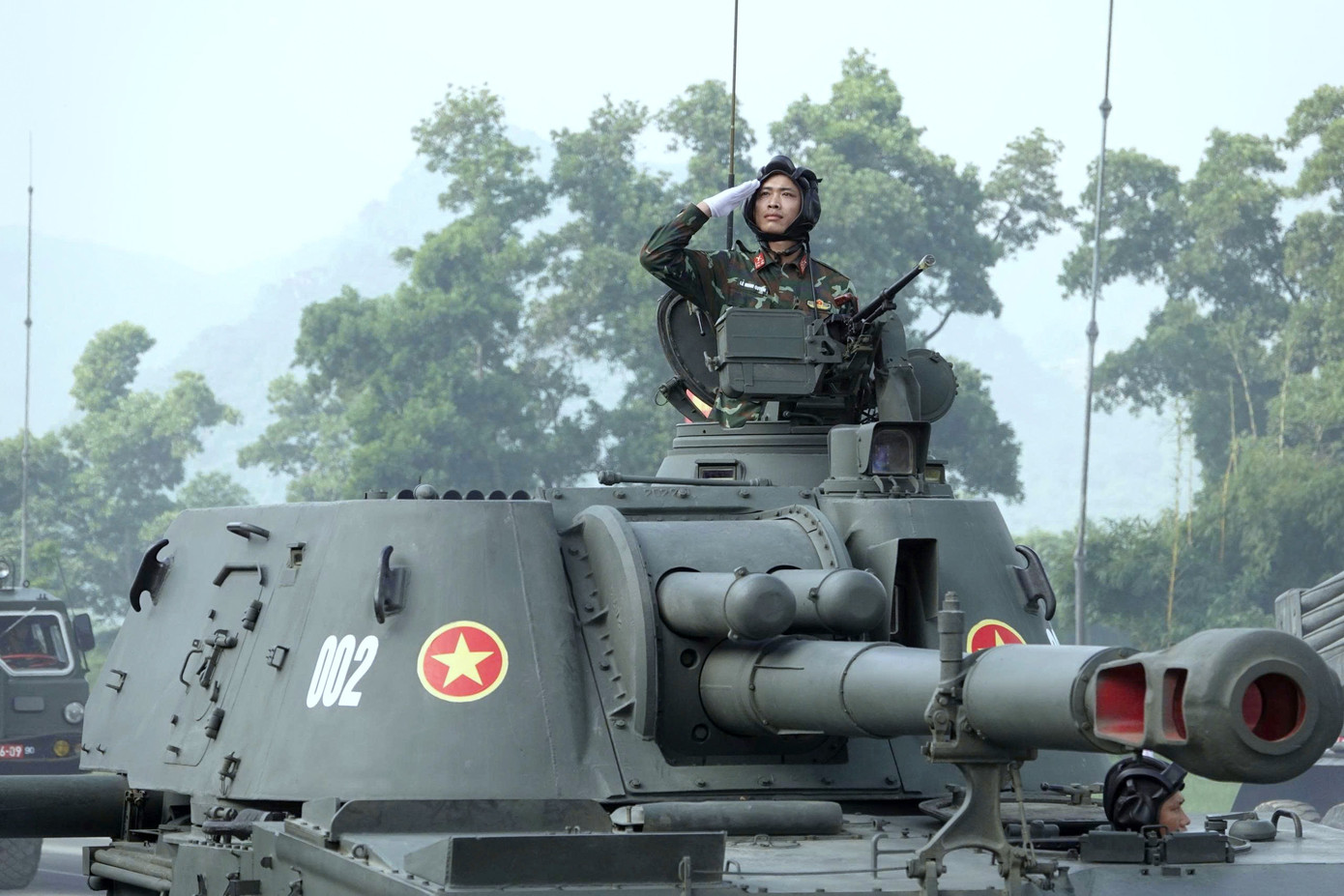 Tiếp đến là các xe pháo quân sự của Binh chủng Pháo binh. a80-21.jpg