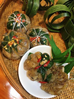 Phần nem được gói khéo léo, cột chỉ tạo thành hình quả bần hoặc quả bí trông đẹp mắt. Ảnh: Zalan Nguyen.