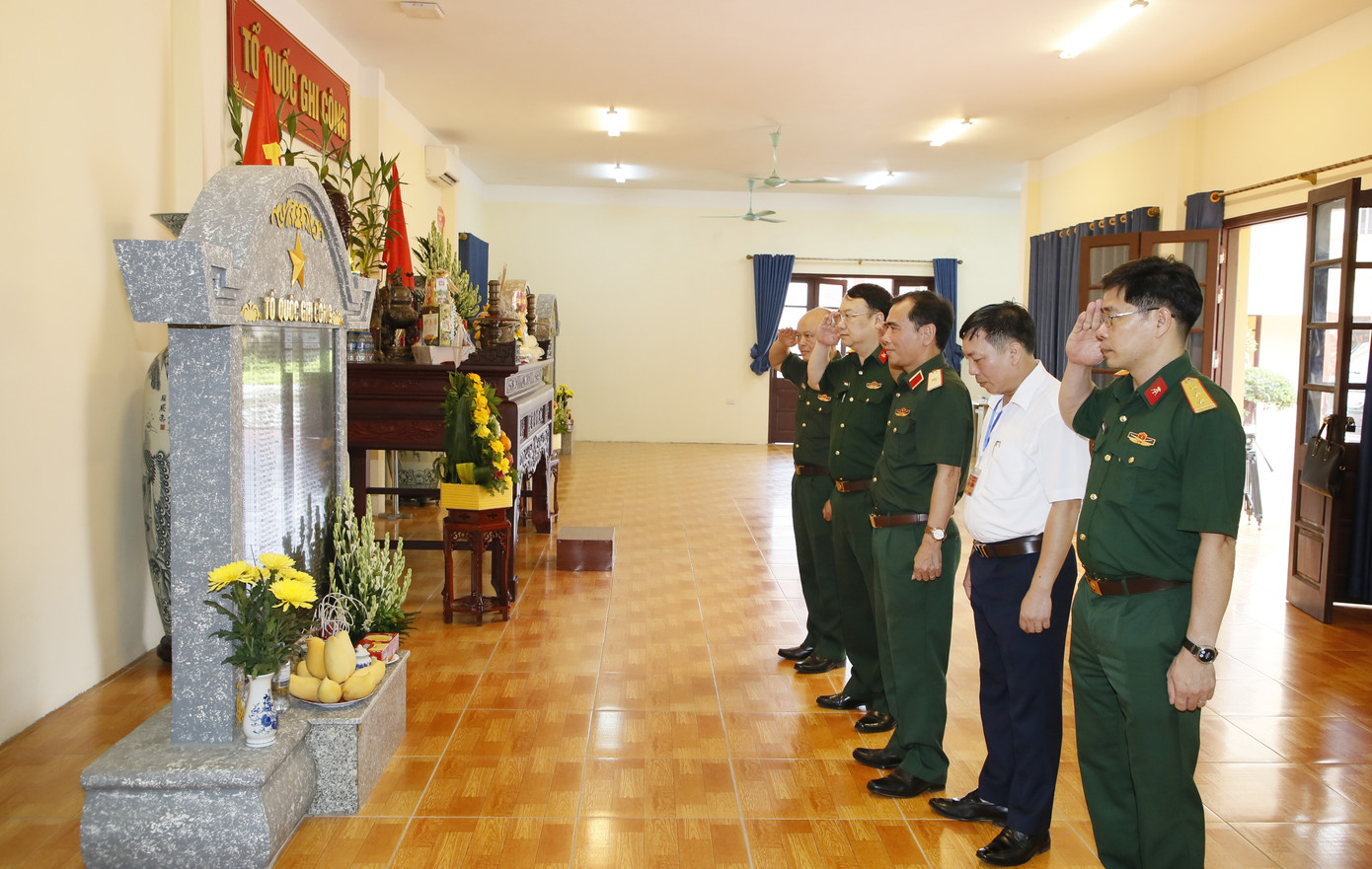 Đoàn công tác dâng hương tưởng nhớ các anh hùng liệt sĩ tại Trung tâm Điều dưỡng thương, bệnh binh nặng Thuận Thành. 1.jpg