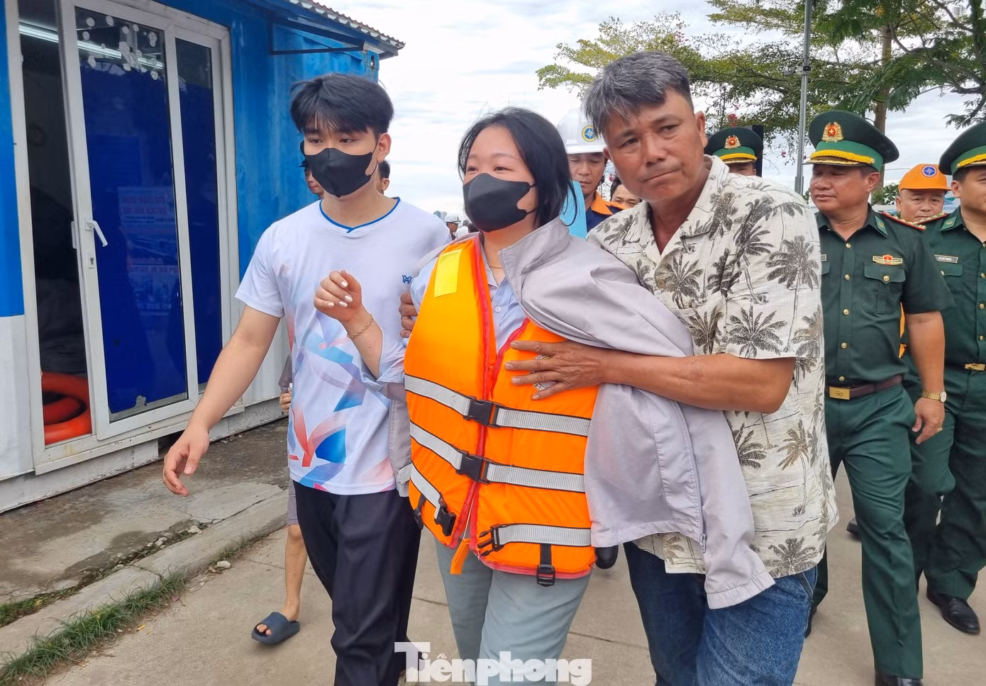 tp-da-nang-dua-nguoi-song-cuon-vao-bo-2.jpg