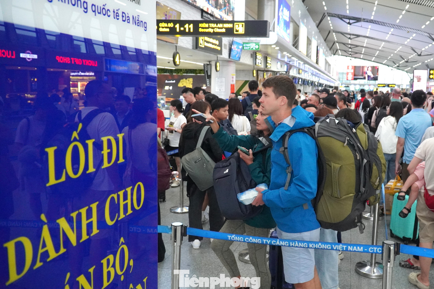 Hành khách vạ vật chờ đợi lên máy bay rời Đà Nẵng- Ảnh 17.