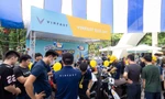 Người Hà Nội nhộn nhịp 'đổi xăng lấy điện', tận dụng ưu đãi kép để mua xe máy điện VinFast giá hời