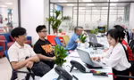 Phụ huynh, thí sinh liên tục đến trực tiếp để đăng ký nguyện vọng 1 vào UEF