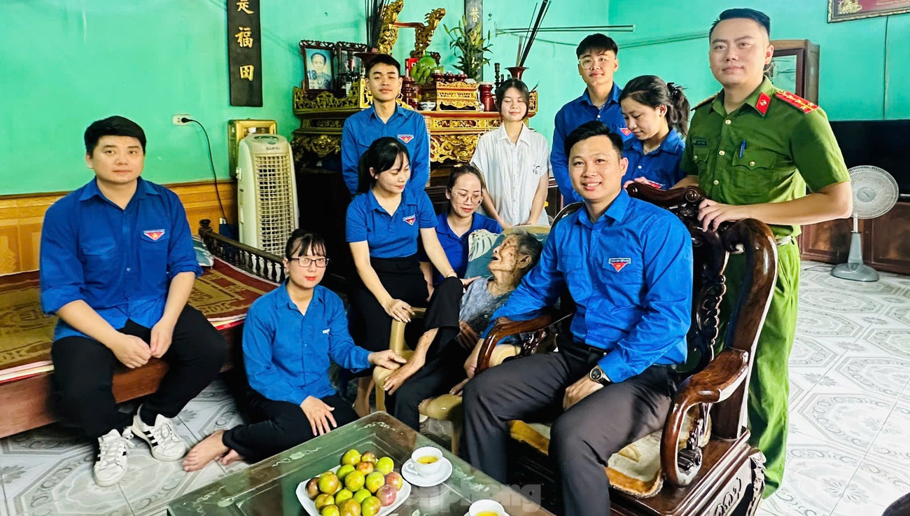 Đoàn phường Vũ Ninh (tỉnh Bắc Ninh) đến thăm hỏi, tặng quà và dọn dẹp nhà cửa Mẹ Việt Nam Anh hùng Nguyễn Thị Ngần. tp-anh-1.jpg