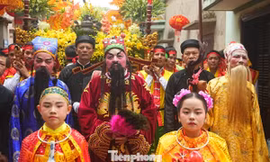 Dân làng Thổ Hà đổ ra đường xem rước Phúc - Lộc - Thọ 