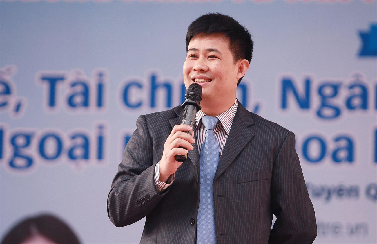 លោកបណ្ឌិត Sai Cong Hong សមាគមសាកលវិទ្យាល័យ និងមហាវិទ្យាល័យវៀតណាម។ TS. Sái Công Hồng, Hiệp hội các trường ĐH, Cao đẳng Việt Nam.