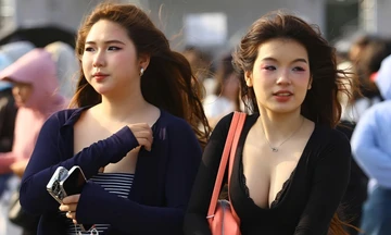 Fan mặc sexy đổ về Mỹ Đình gặp 28 anh trai