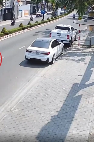 Clip: Người đàn ông chạy xe máy đập gương chiếu hậu ô tô trên phố