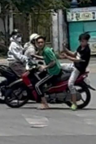Clip: Hai người đi xe máy bị đuổi đánh trên đường ở TPHCM