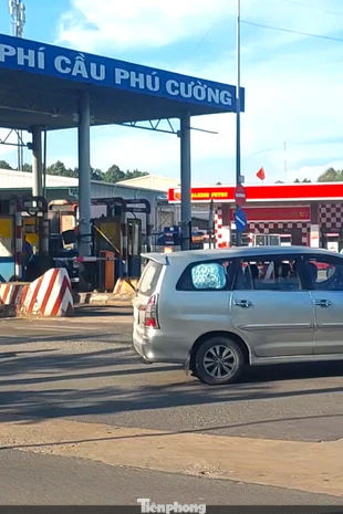 [VIDEO] Bất chấp biển cấm, ô tô nối đuôi tạt qua trạm thu phí ở TPHCM