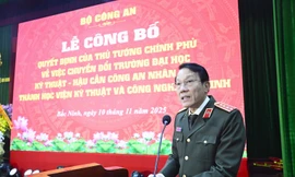 Bộ trưởng Lương Tam Quang trao quyết định của Bộ Công an cho Ban giám đốc Học viện Kỹ thuật và Công nghệ an ninh. Ảnh: Bộ Công an