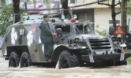 Trời tiếp tục mưa lớn, cứu hộ người dân xuyên đêm