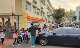 Ô tô Lexus của hiệu trưởng chắn lối và lời cảnh báo an toàn ở trường học