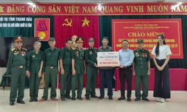 Thay mặt Công ty Cổ phần Him Lam, đại diện Báo Tiền Phong đã trao 65 triệu đồng cho Trung tâm chăm sóc, nuôi dưỡng người có công Thanh Hóa