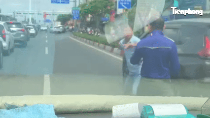 Hai người đàn ông dừng ô tô giữa đường để 'tỉ thí võ thuật'