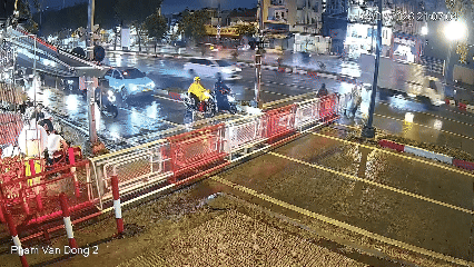 CLIP: Vượt đèn đỏ, ô tô lao qua đường ngang tông hỏng rào chắn tàu ở TPHCM