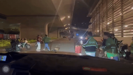 Công an làm rõ nguồn cơn tài xế xe ôm đập phá hành lý của khách trước cổng sân bay Tân Sơn Nhất