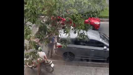 Va quẹt giao thông, rượt đuổi 'đánh hội đồng' tài xế ô tô ở TPHCM