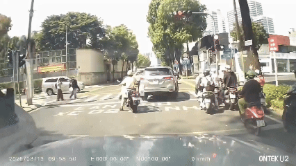 Clip: Cảnh sát giao thông mở đường đưa sản phụ kịp thời đến bệnh viện