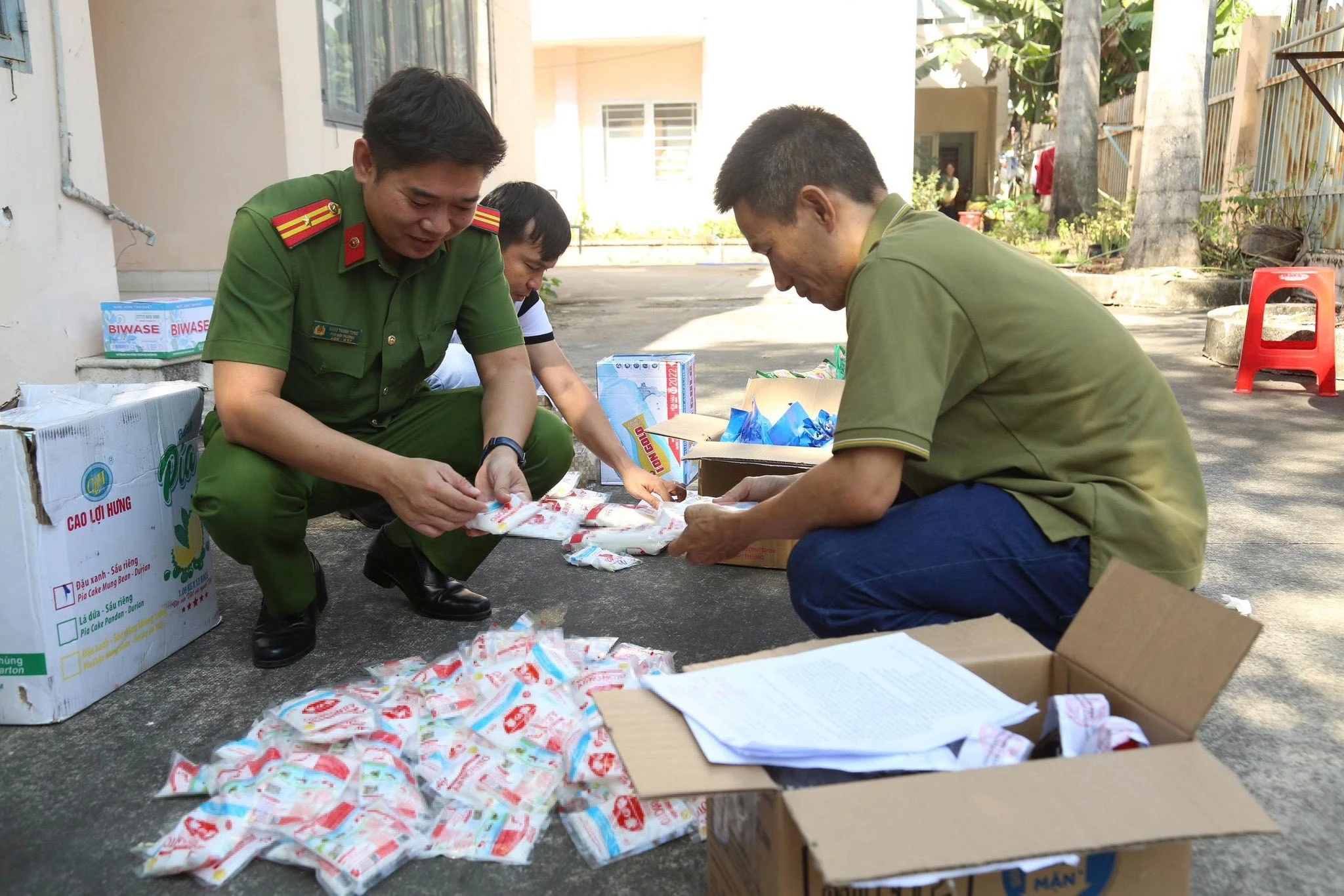 TP.HCM triệt phá đường dây sản xuất hàng giả quy mô lớn, thu giữ hàng tấn nguyên liệu