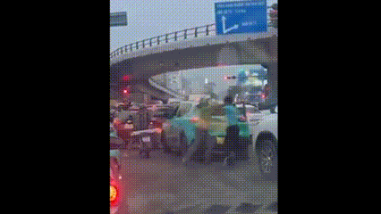 Bắt khẩn cấp nhiều tài xế gây náo loạn trước cổng sân bay Tân Sơn Nhất