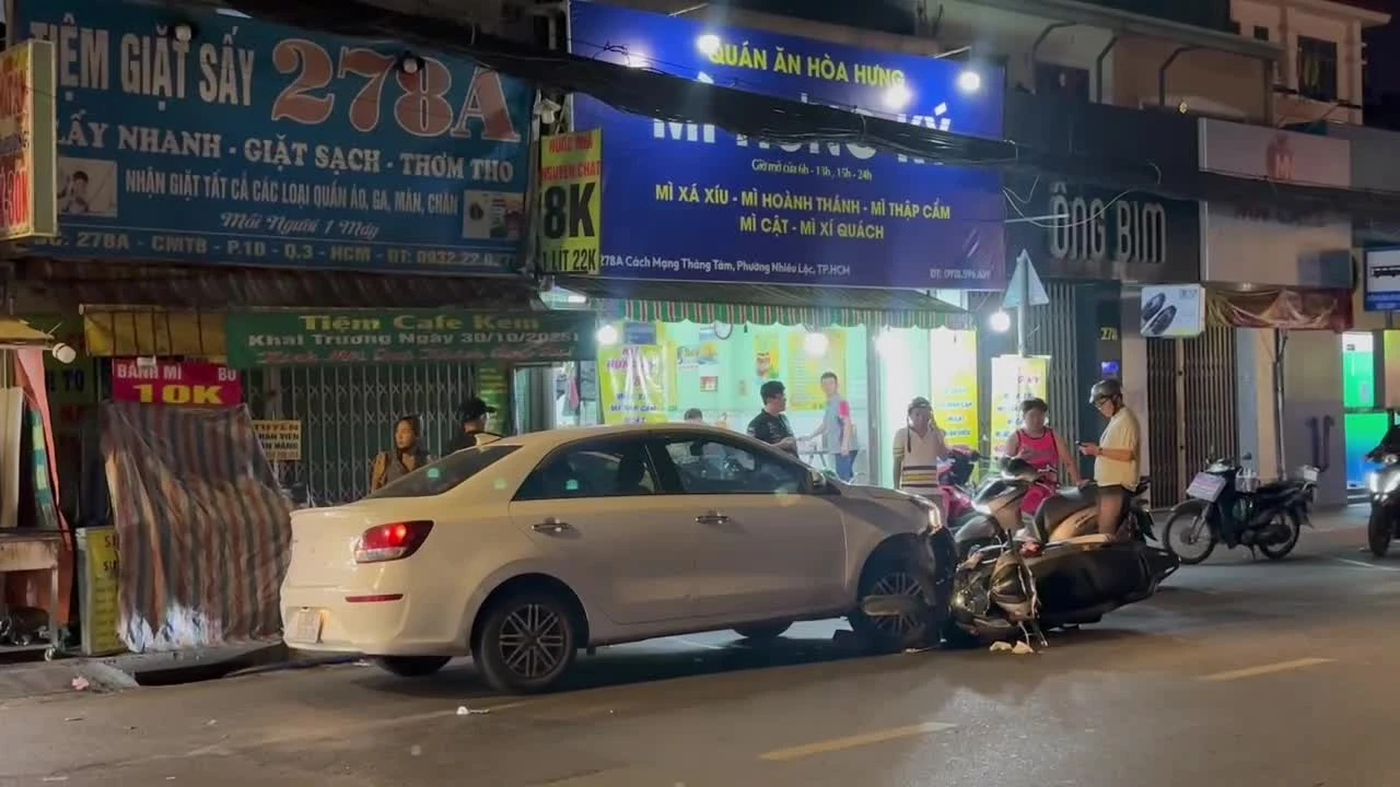 Tai nạn giao thông nghiêm trọng tại TP.HCM: Xe ô tô tông xe máy, cháu bé nguy kịch