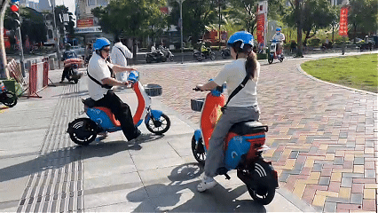 Nhiều người vi vu TPHCM bằng xe đạp điện công cộng