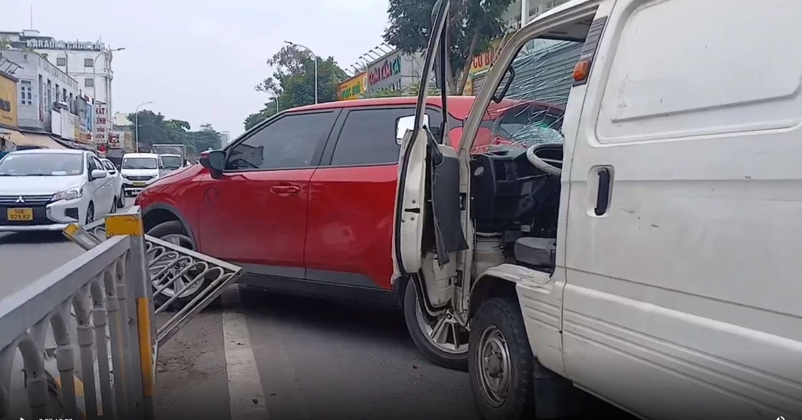 Tai nạn liên hoàn giữa ô tô con và xe tải trên đường Lê Đức Thọ, TPHCM